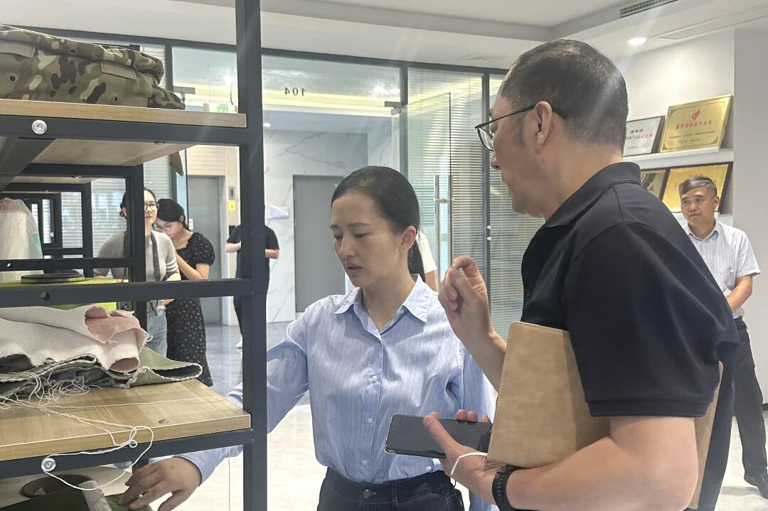 Zhou Xiao, oo xubin ka ah guddiga degmada, wasiirka waaxda dawladda hoose, iyo wasiirka waaxda shaqada ee United, ayaa booqday Changsheed Polyester si baaritaan loogu sameeyo